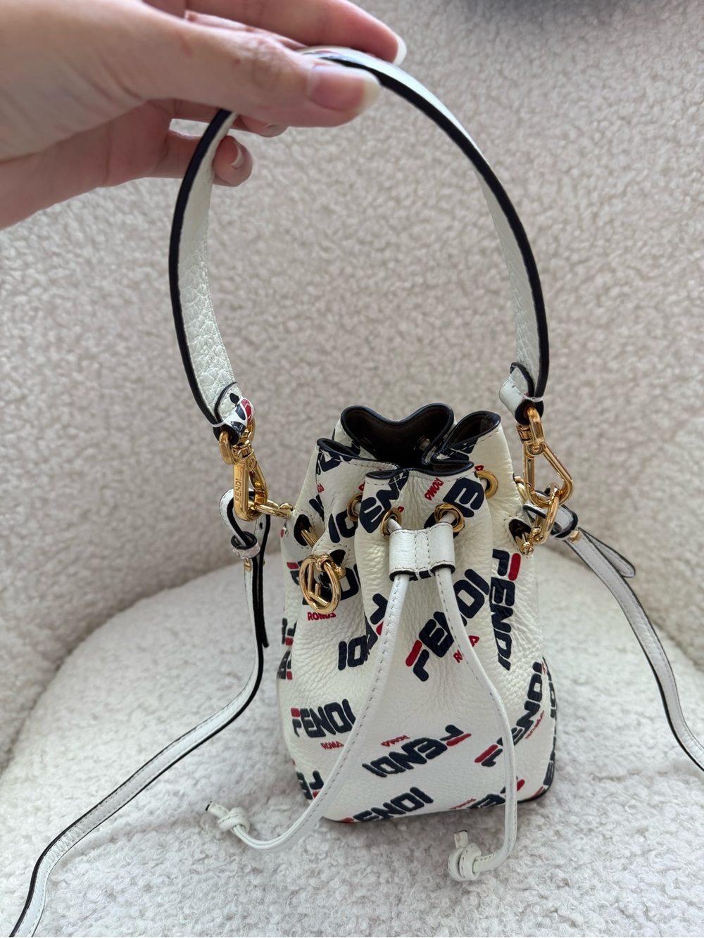 Fendi Pre-Owned
x Fila 2000s Montresor leather buke bag